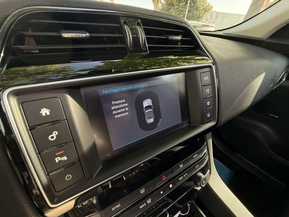 Jaguar F-Pace R-Sport AWD - immagine 12