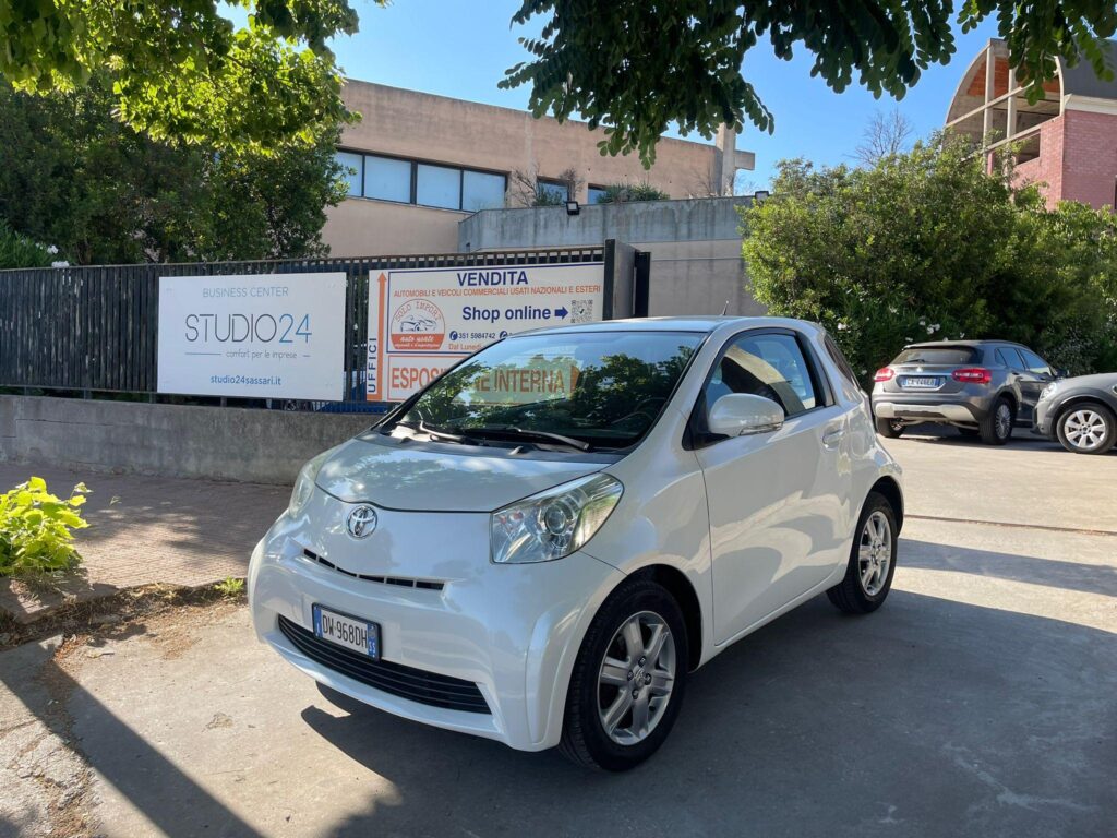 TOYOTA iQ