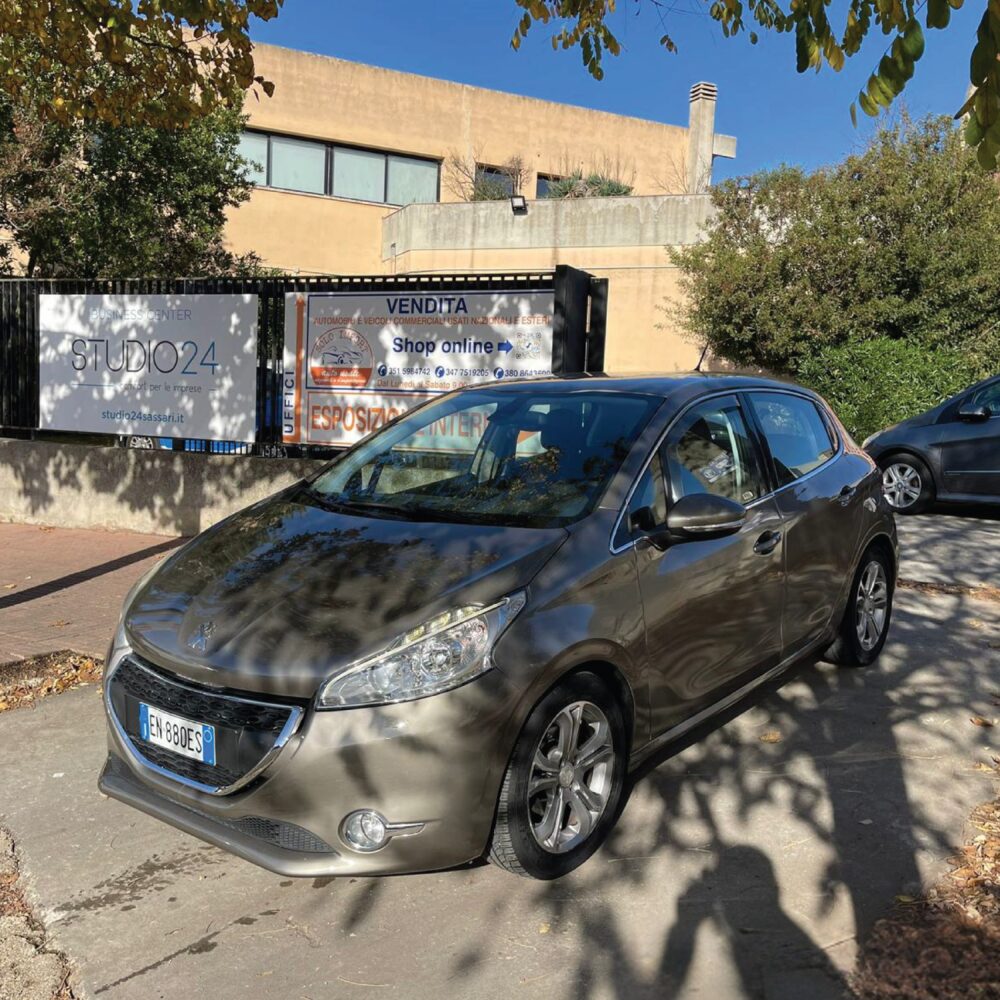 PEUGEOT 208