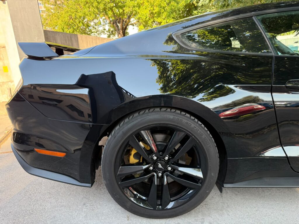 FORD MUSTANG